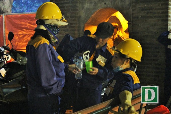 Hundreds of workers dredge Hoan Kiem Lake overnight - 10