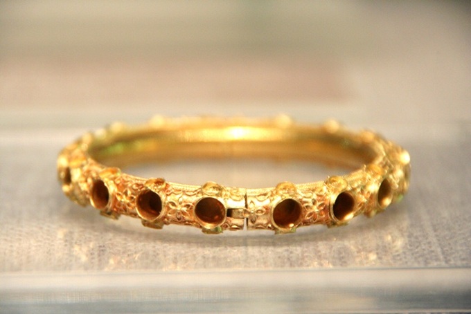 Ancient jewellery on display in Hue - 4
