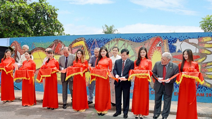Chilean painter’s work on Hanoi Ceramic Road unveiled - 1