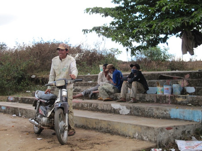 Unemployed clean up graves to earn Tet money - 2