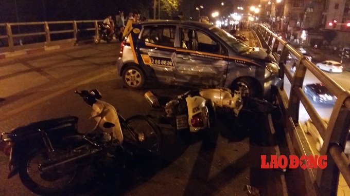 Taxi driver jumps from overpass after hitting seven motorbikes - 3