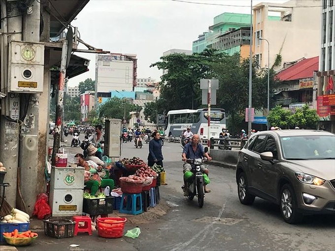 Unofficial markets continue blocking HCM City streets - 3