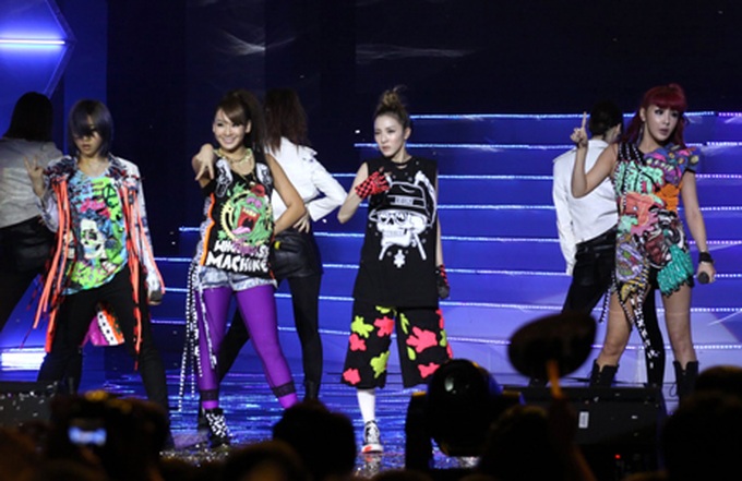 Korean girl-band 2NE1 heat up Hanoi - 1 Korean girl-band 2NE1 heat up Hanoi - 1