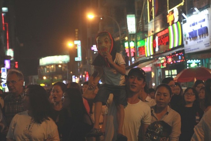 Young people celebrate Halloween - 10