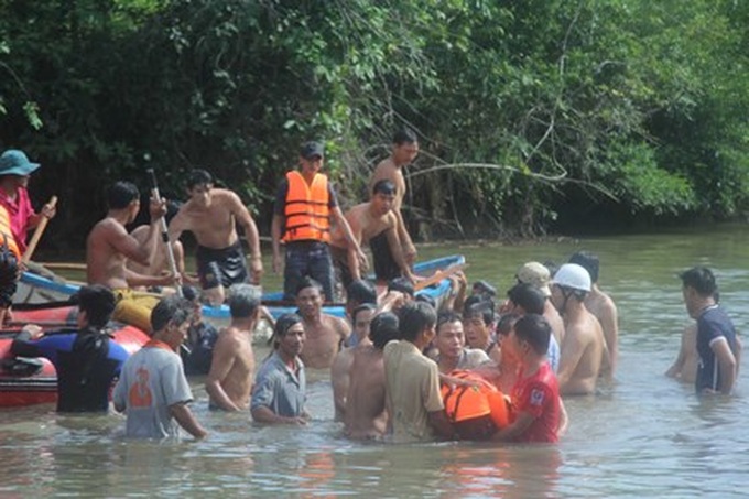 Flood kills three pupils in Quang Ngai - 1 Flood kills three pupils in Quang Ngai - 1
