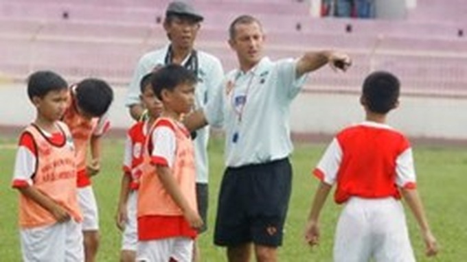 French coach leads U19 Vietnam football team - 1 French coach leads U19 Vietnam football team - 1