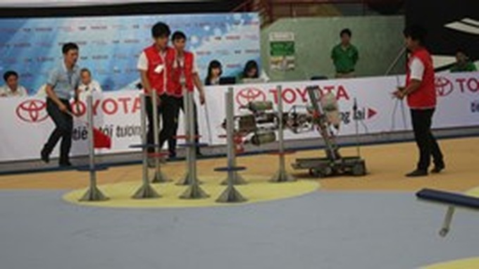 Robot contest gets underway - 1 Robot contest gets underway - 1