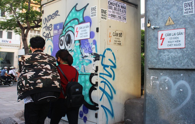 HCM City plastered in illegal advertising - 13 HCM City plastered in illegal advertising - 13