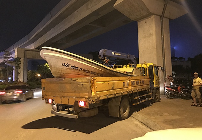 Tonnes of fish found dead in Hanoi lake - 5