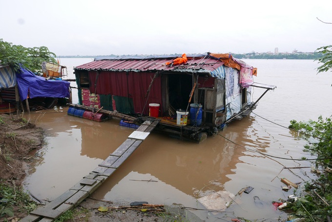 Hanoi river slum in flooding season - 3