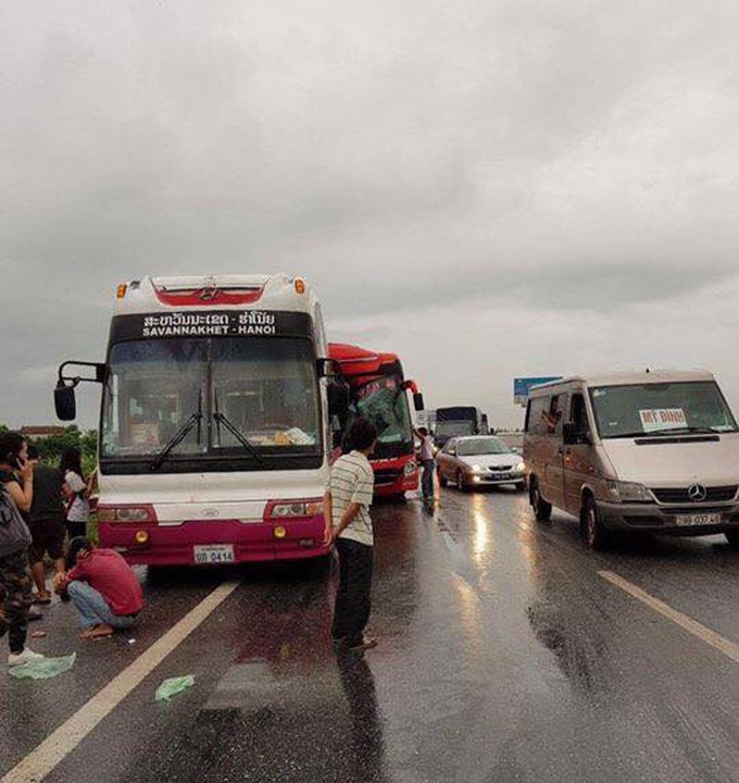 Over ten injured after two buses collided in Hanoi - 1