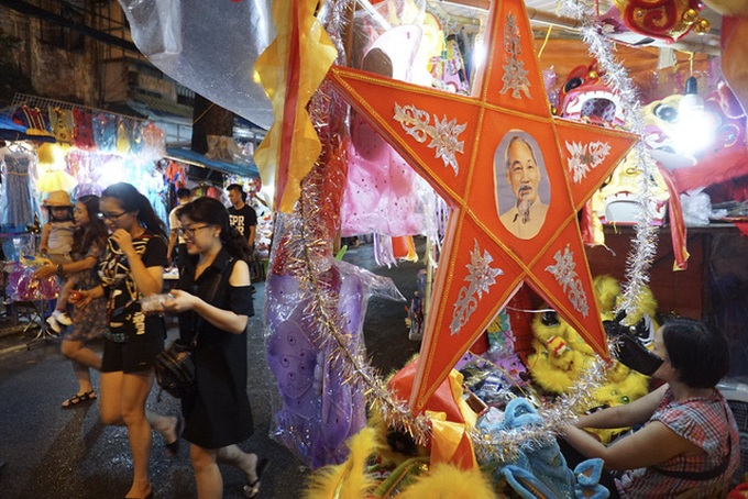 Hanoi's Old Quarter before the Mid-autumn Festival - 3