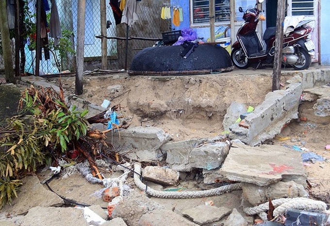 Dozens of households in Danang being threatened by beach erosion - 3