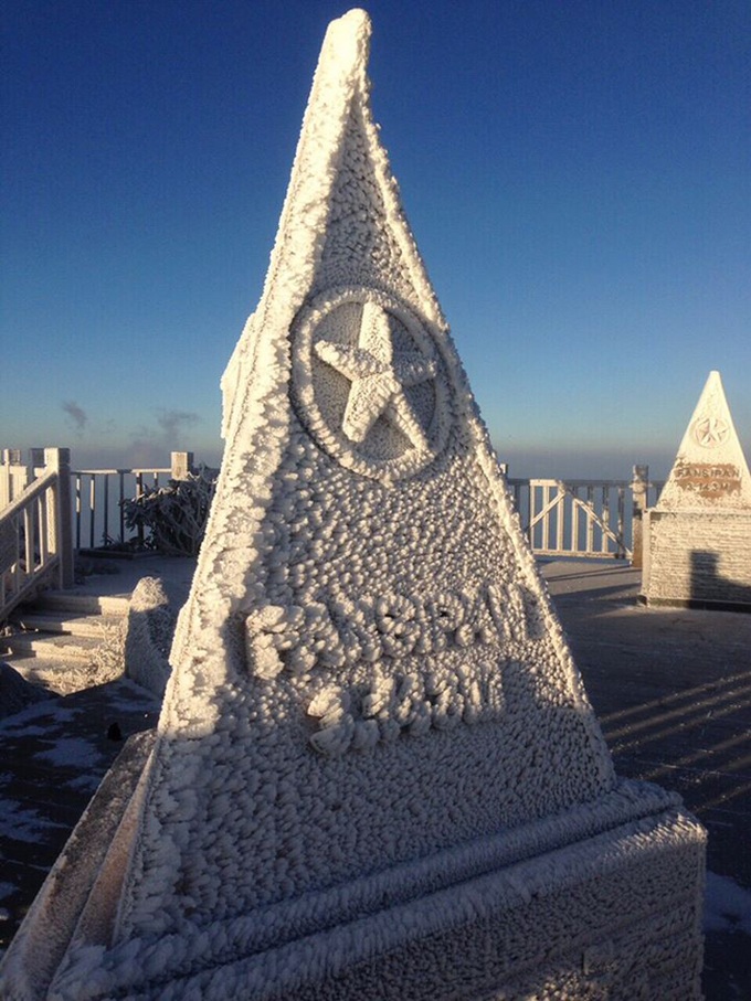 Mount Fansipan covered in frost and snow - 3