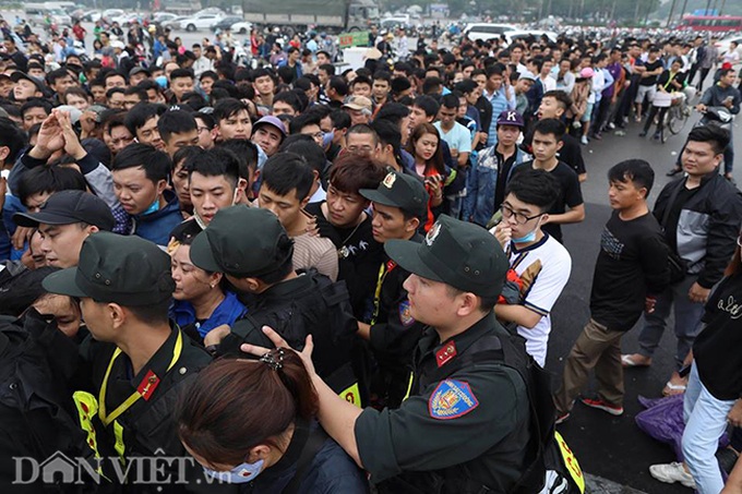 Fans scramble for Vietnam-Malaysia match tickets - 3 Fans scramble for Vietnam-Malaysia match tickets - 3