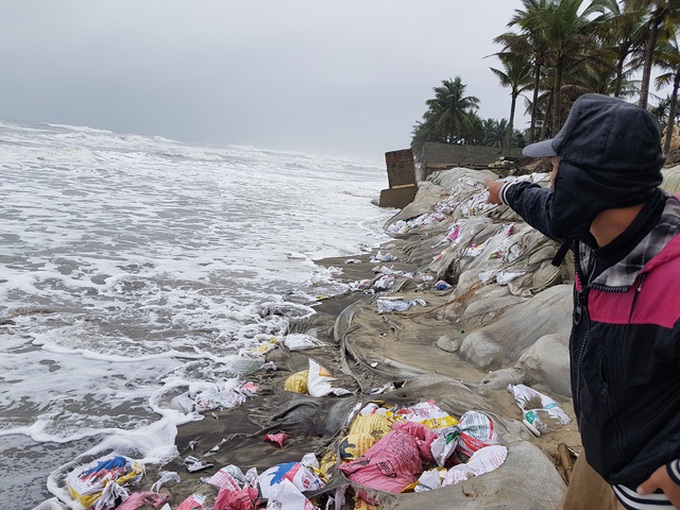 Cua Dai Beach continues to be damaged - 2