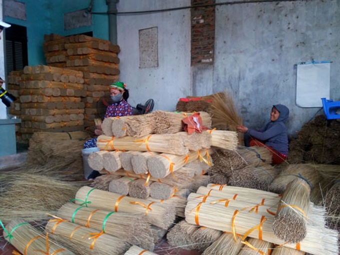 Hanoi incense-making commune busy - 6
