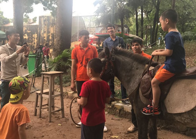 Hanoi zoo lets visitor interact with animals - 1