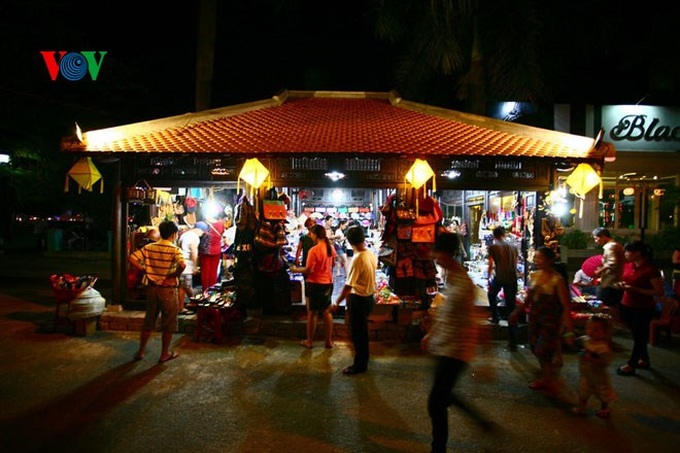 Hue pedestrian street appeals to tourists - 3