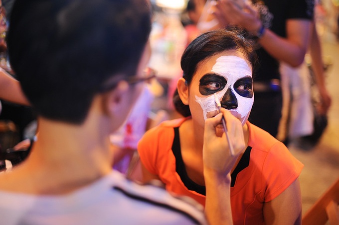 Halloween fest scares, entertains Hanoians - 3