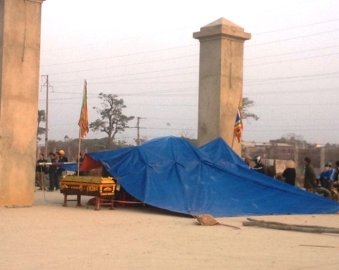 People build tents around cement factory in protest of pollution - 6