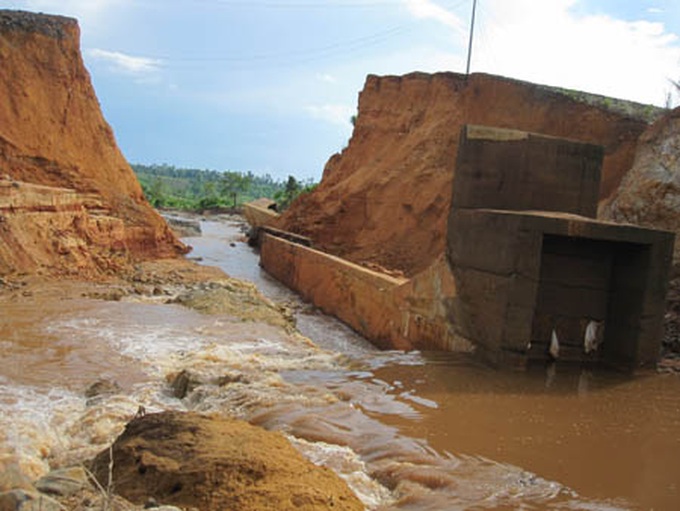 Dam break causes huge losses and threatens community - 6