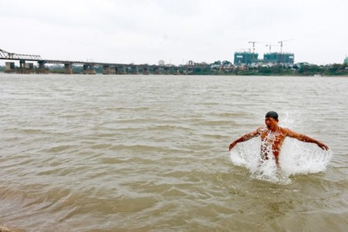 Hot days brings nude bathing to the Red River - 1 Hot days brings nude bathing to the Red River - 1