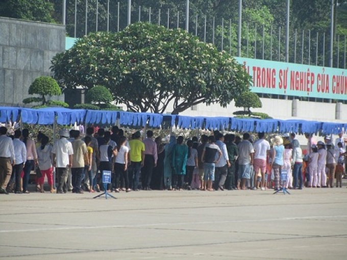 Crowds pay tribute to late President Ho Chi Minh - 2 Crowds pay tribute to late President Ho Chi Minh - 2
