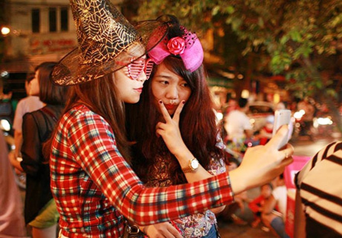 Young Hanoians dress up to mark Full Moon Festival - 3