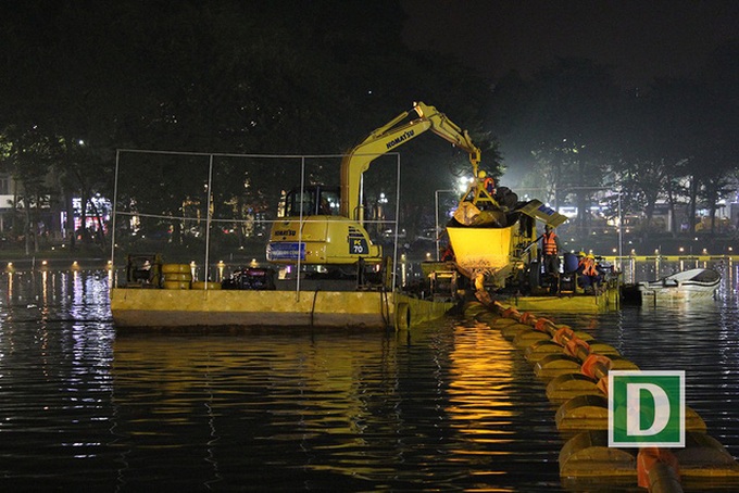 Hundreds of workers dredge Hoan Kiem Lake overnight - 5