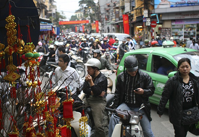 Tet atmosphere washes over Hanoi's streets - 3