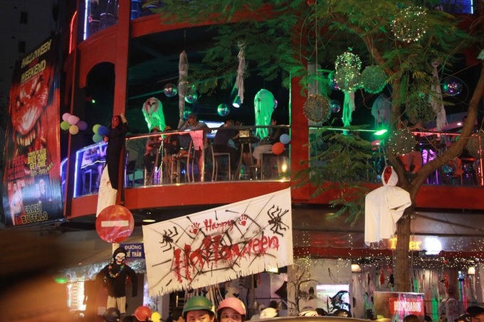 Young people celebrate Halloween - 11