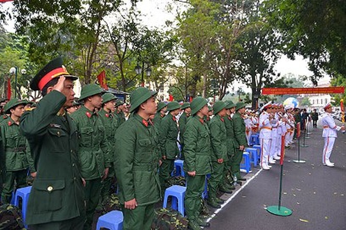 Thousands of young Hanoian men join the army - 4