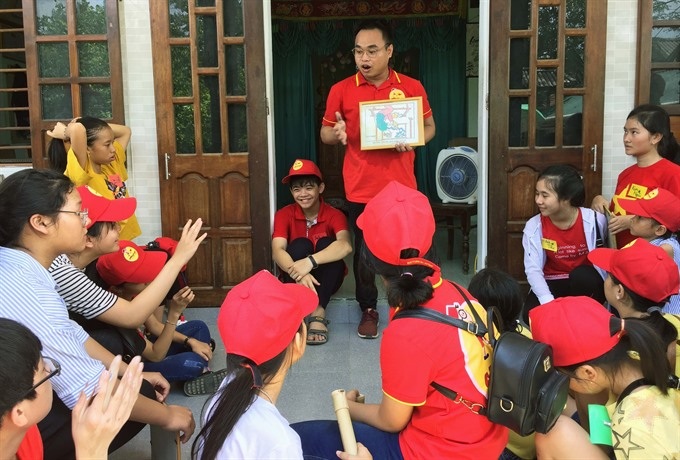 Young mom's tours help children practise English - 3
