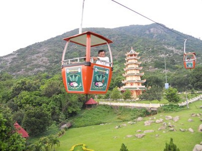 Scaling Ba Den Mountain by cable car - 1 Scaling Ba Den Mountain by cable car - 1