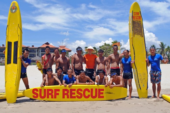 Aussie lifesavers helping Vietnam beachgoers - 1