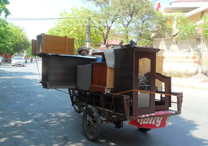 Labourers work to earn a crust on May Day - 4