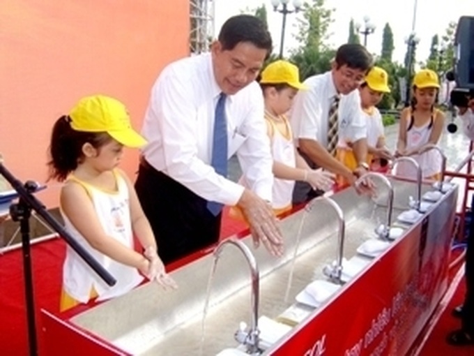 Ninh Thuan primary schools receive water filter systems - 1