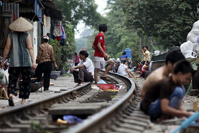 Hanoi life on the tracks - 3 Hanoi life on the tracks - 3