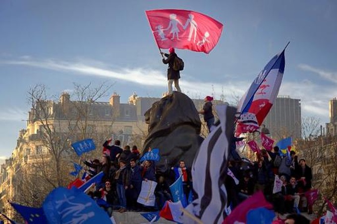 Tens of thousands march in Paris to back traditional family - 1