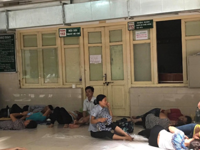 Patients sleep on the floor at overcrowded hospital - 6