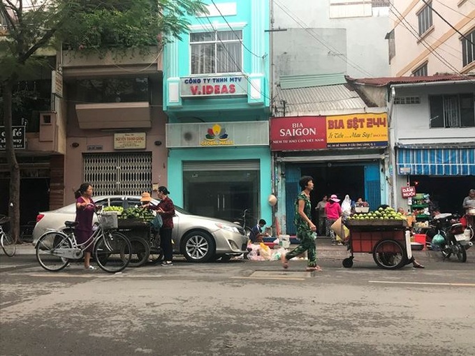 Unofficial markets continue blocking HCM City streets - 4