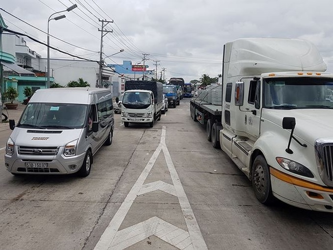 Drivers block toll booth in fees protest - 2