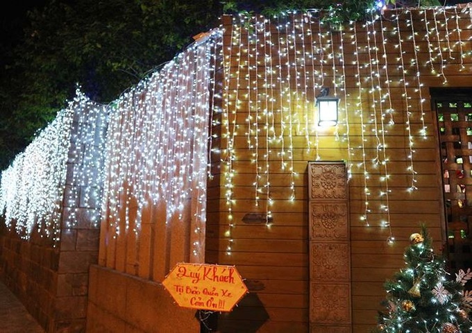 Singer's Christmas house turns big attraction - 3