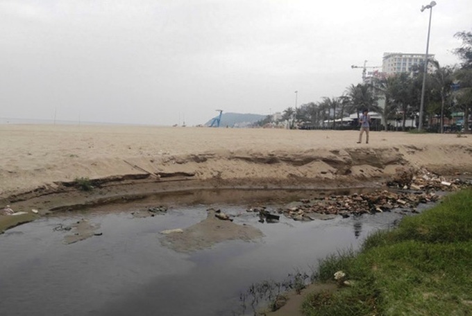 Sewage pollutes Sam Son Beach - 2