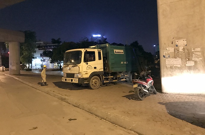 Tonnes of fish found dead in Hanoi lake - 6