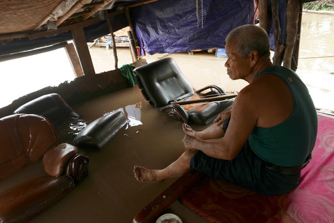 Hanoi river slum in flooding season - 4