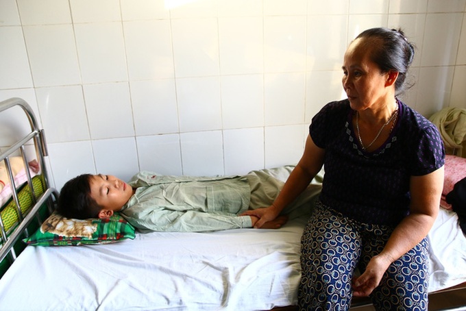 Poor couple seeks help for ailing son after four children die - 1