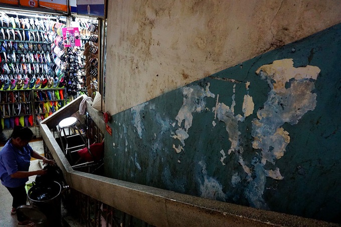 Traders demand repair of old market - 3