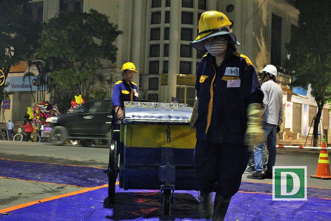 Hundreds of workers dredge Hoan Kiem Lake overnight - 6